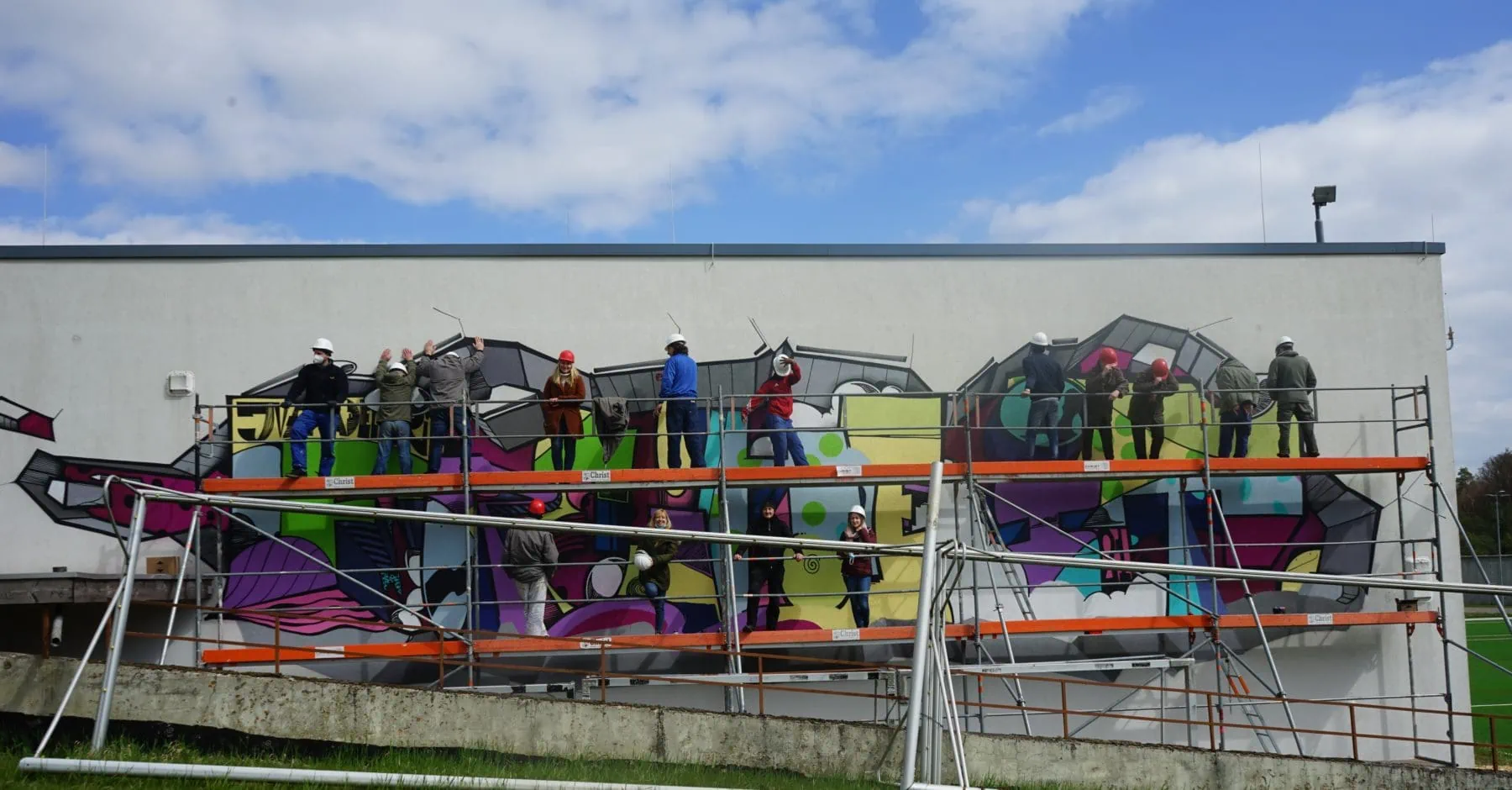 Jugendliche spühen Graffiti an die Wand der JVA Adelsheim