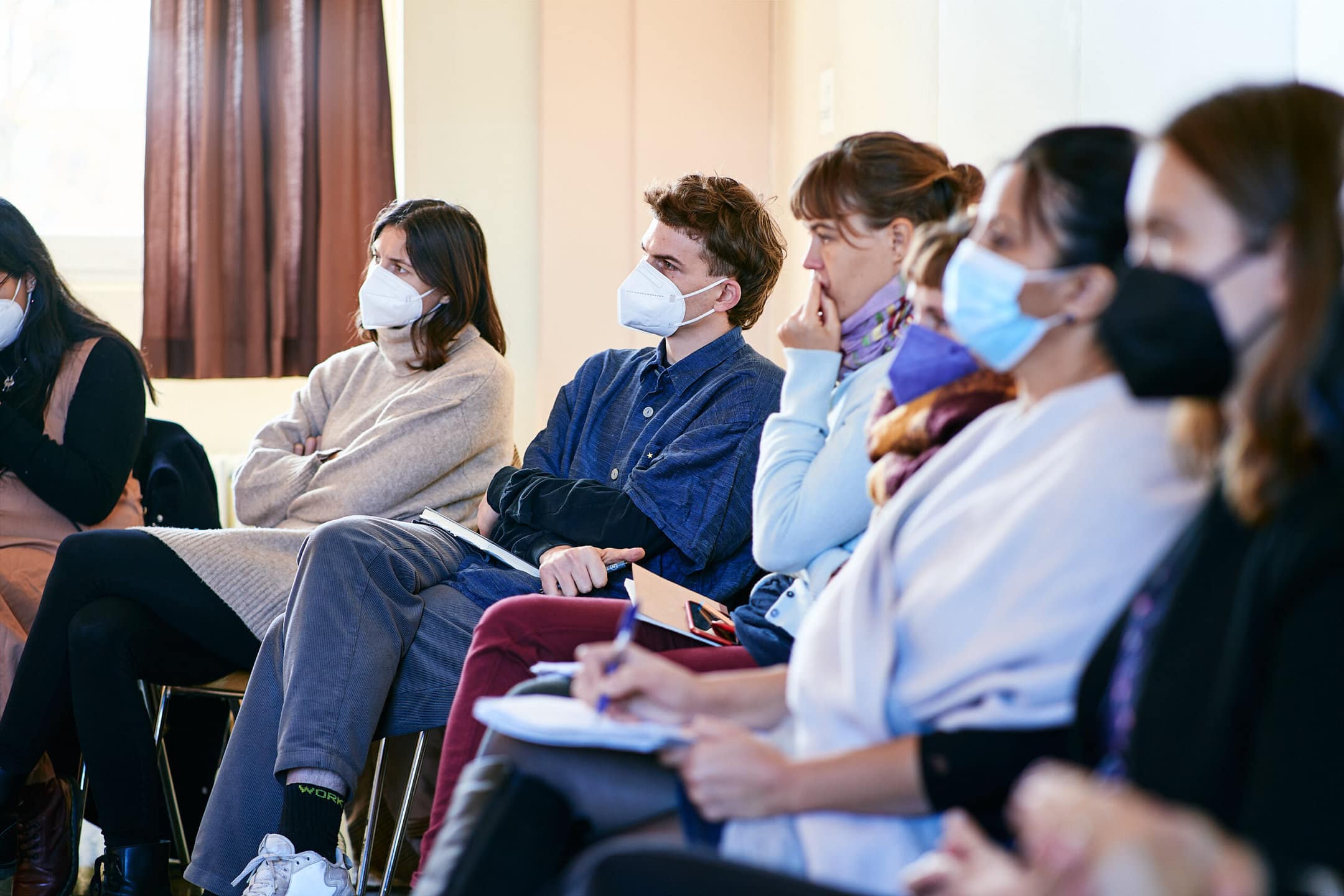 Berliner Fellows hören bei der Diskussion konzentriert zu