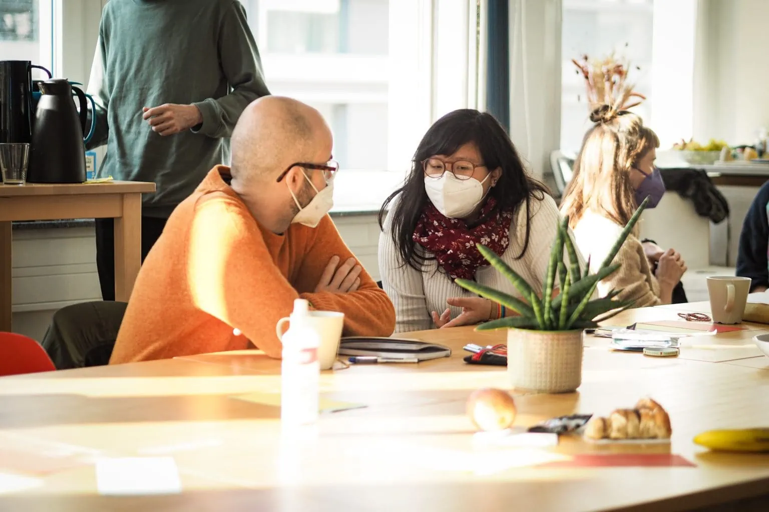 Berlin-Fellows 2022 Alexander Petrenko und Keewai Wong im Gespräch im großen Raum des Berliner Büros