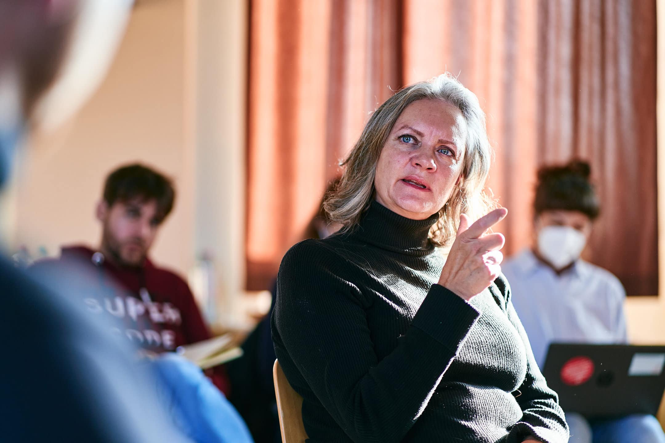 Anja Herpell im Gespräch bei der Diskussion zum Quereinstieg