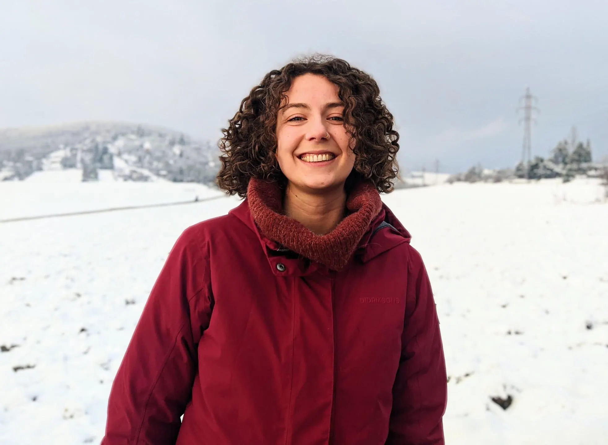 Portrait von Katharina Werner vor einer eingeschneiten Landschaft