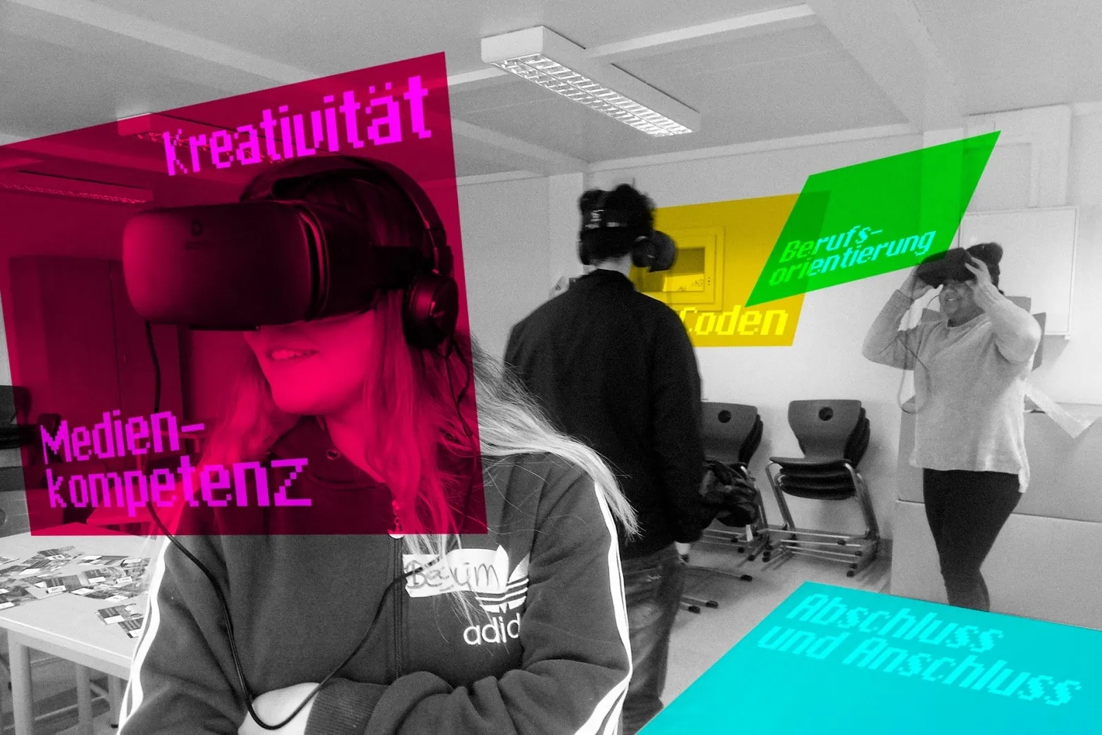 Schwarz-Weiß-Fotografie von drei Schüler:innen in einem Klassenzimmer, die VR-Brillen tragen. An den Brillen sind bunte "Screens", auf denen in Pixelschrift verschiedene Begriffe stehen: Kreativität, Medienkompetenz, Abschluss und Anschluss, Berufsorientierung, Coden.