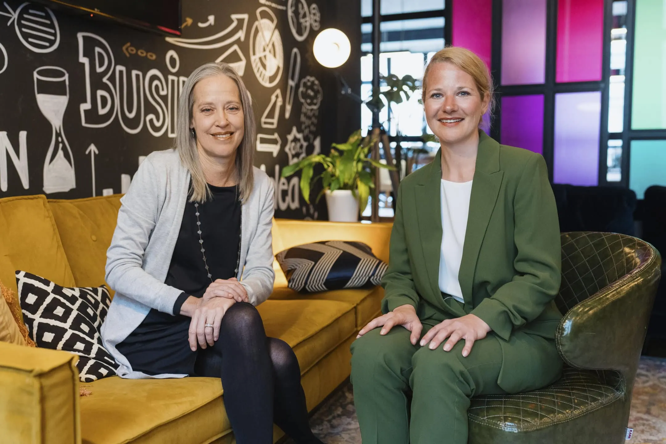 Teach For All- CEO Wendy Kopp und Teach First Deutschland Geschäftsführerin Sonja Köpke gemeinsam im Berliner Büro von Teach First Deutschland