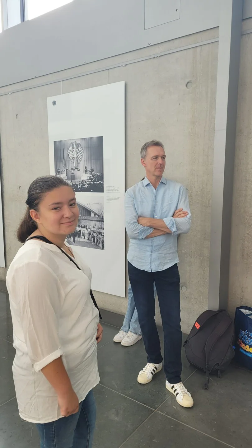 Schülerin und Lehrer stehen im Museum