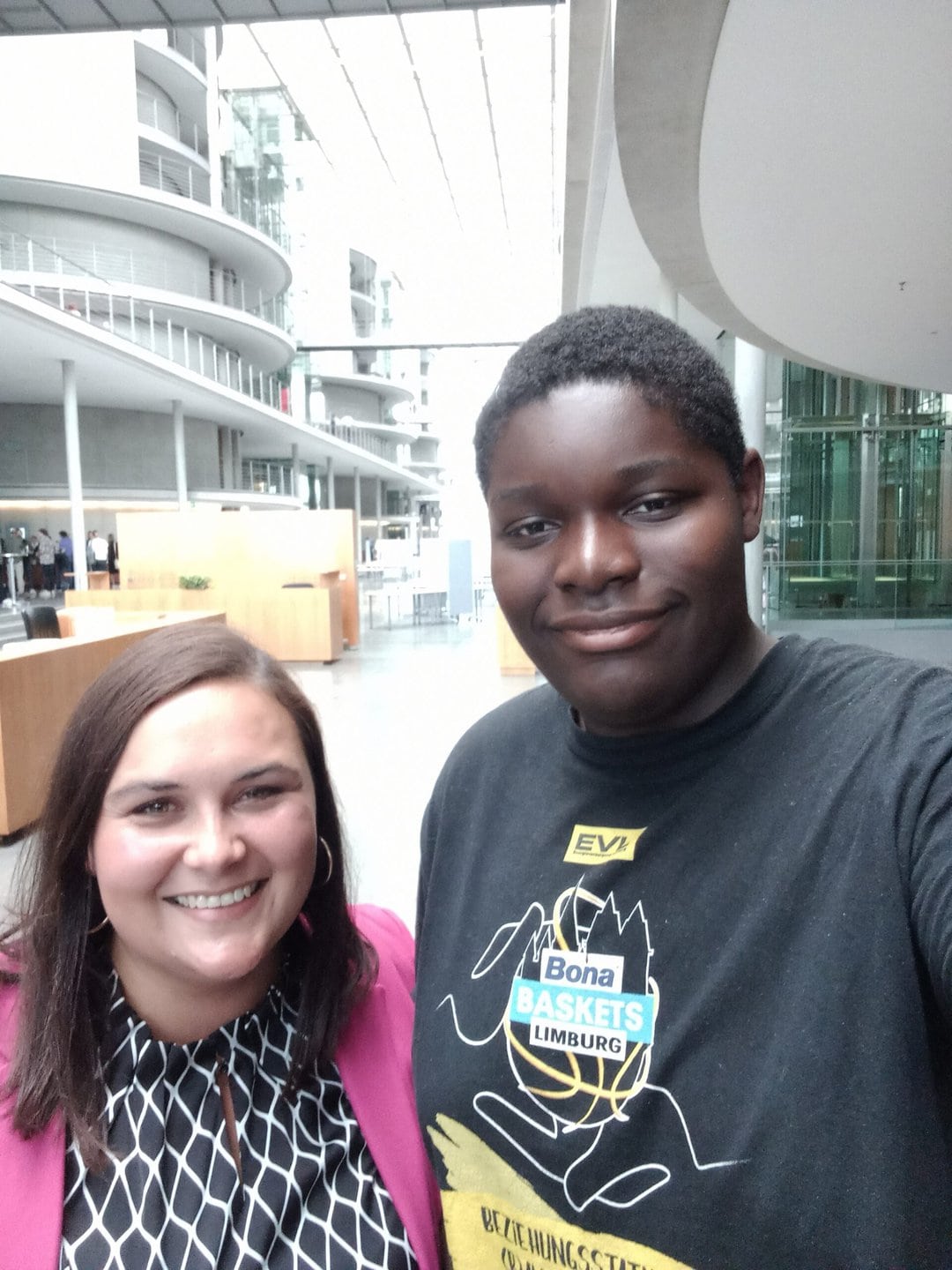 zwei Schüler im Bundestag in Berlin