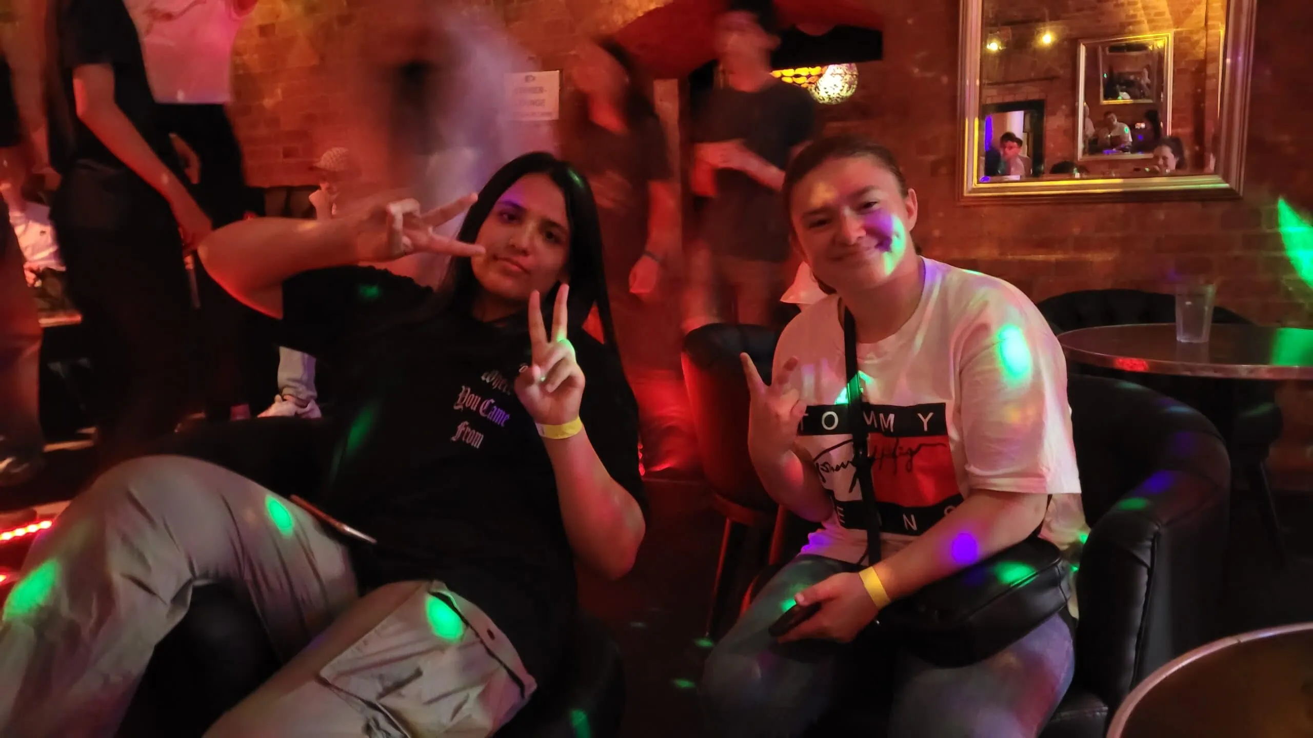 Schülerin und Schüler in Jugenddisko in Berlin