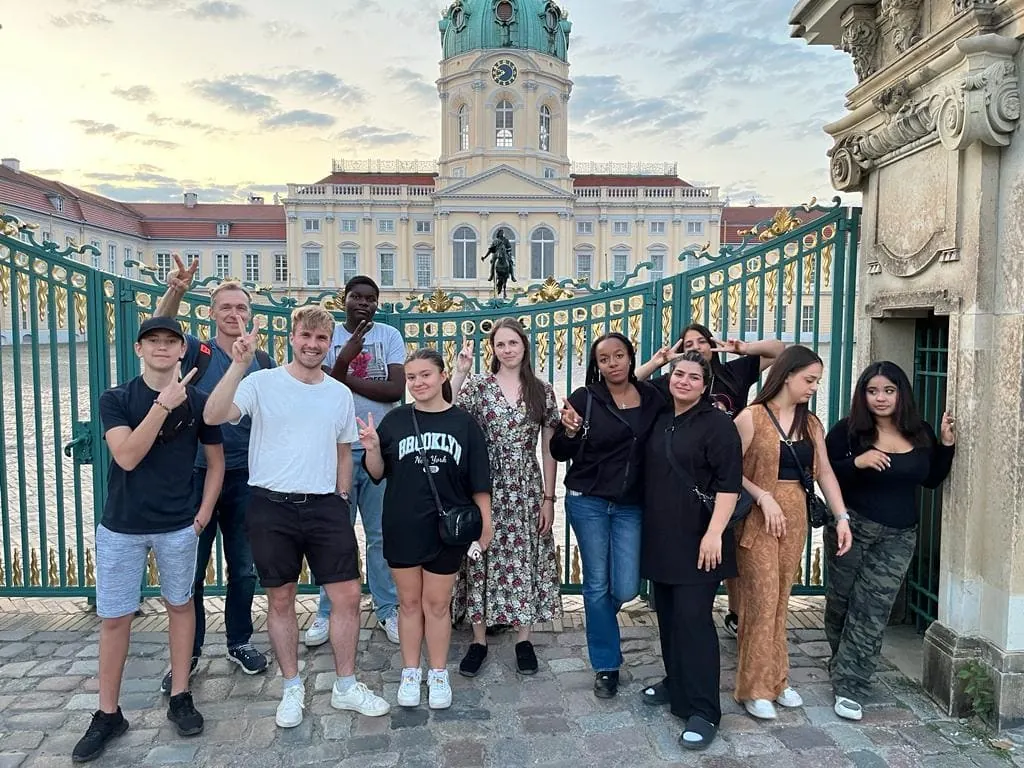 Mannheimer Schüler und Fellow stehen in Berlin