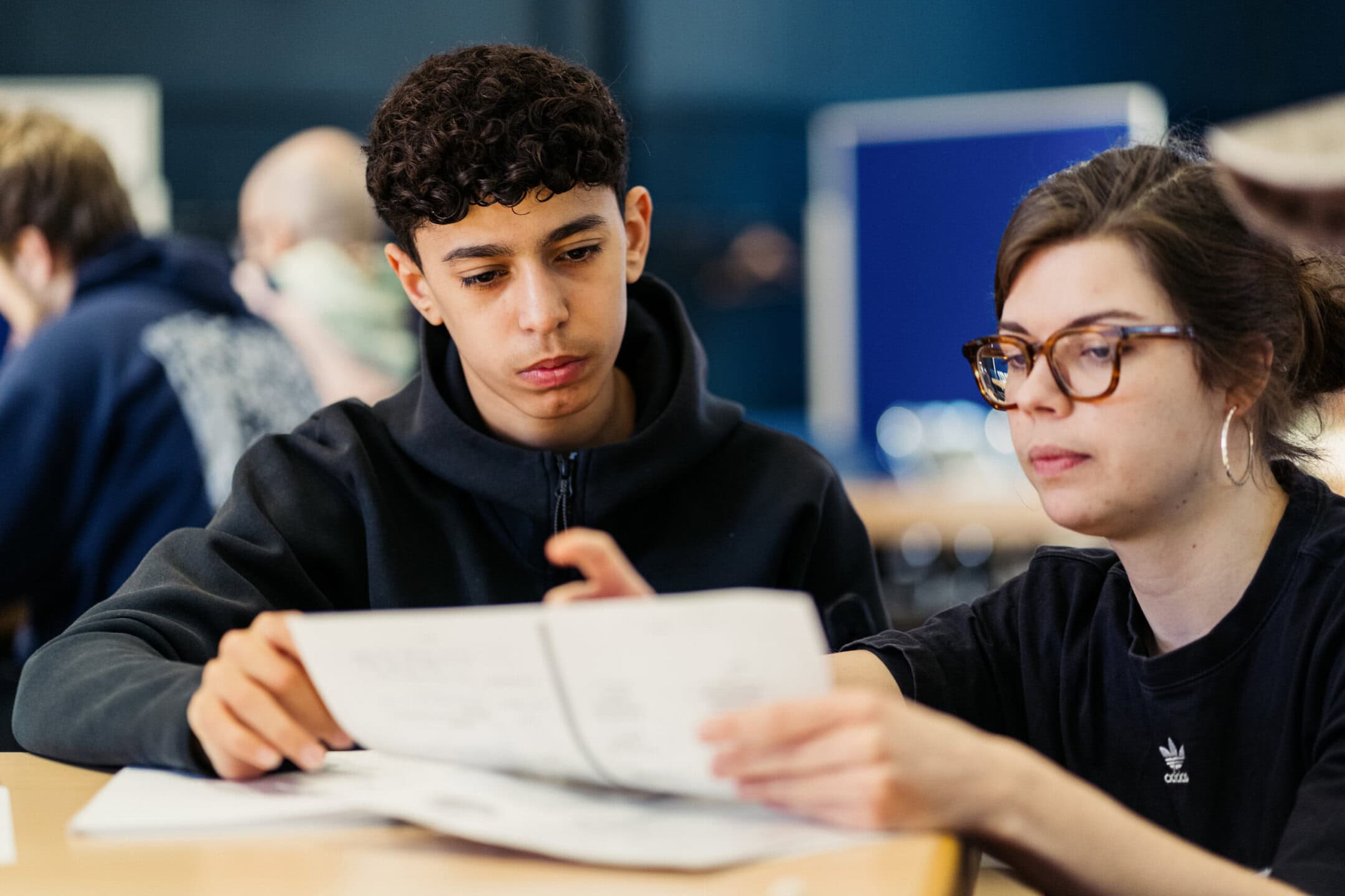 Eine Fellow erklärt beim MSA-Läuft bei dir! Lerncamp in Berlin einem Schüler Unterrichtsstoff.