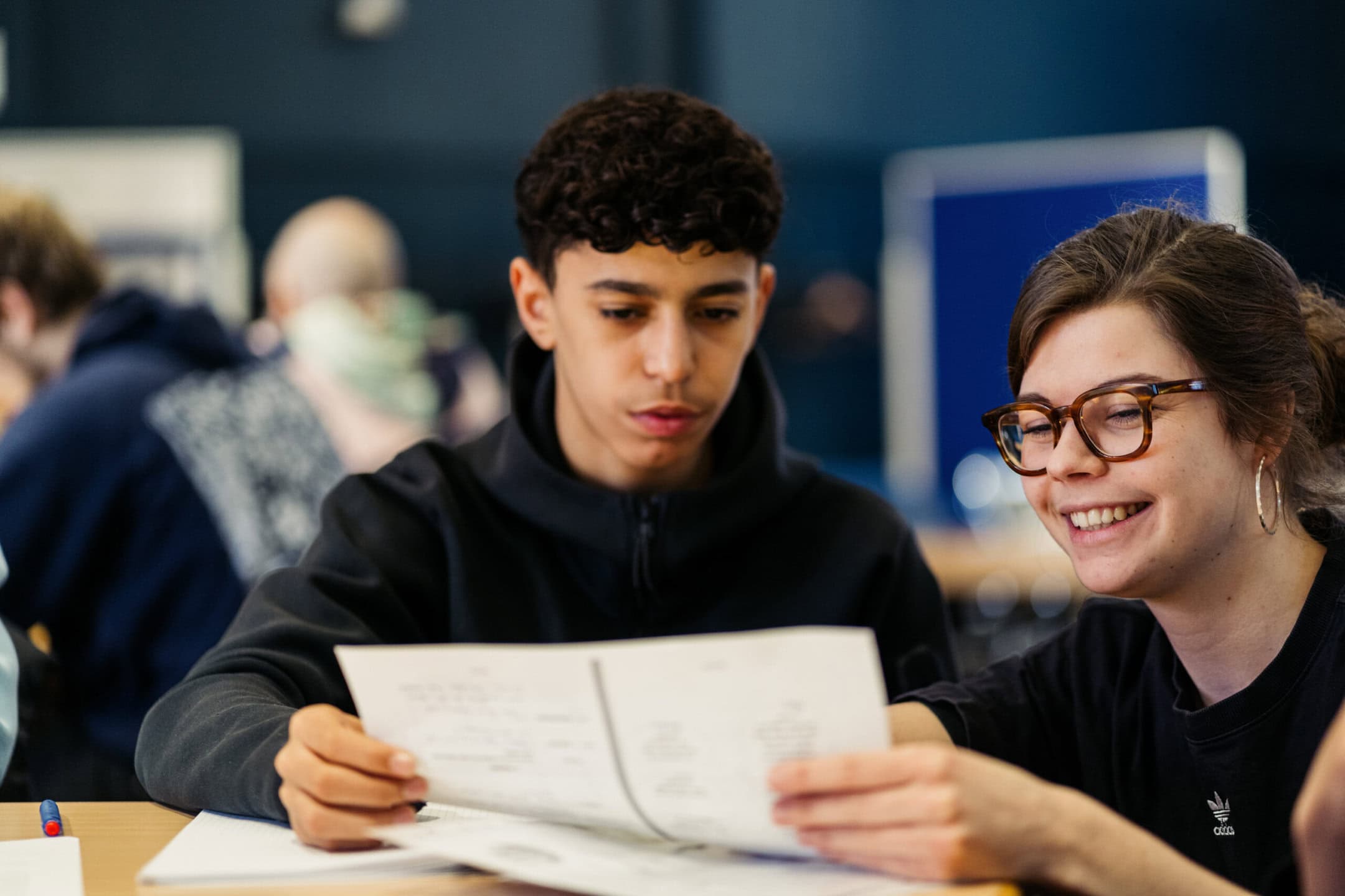 Fellow erklärt Schüler den nationalen Bildungsbericht