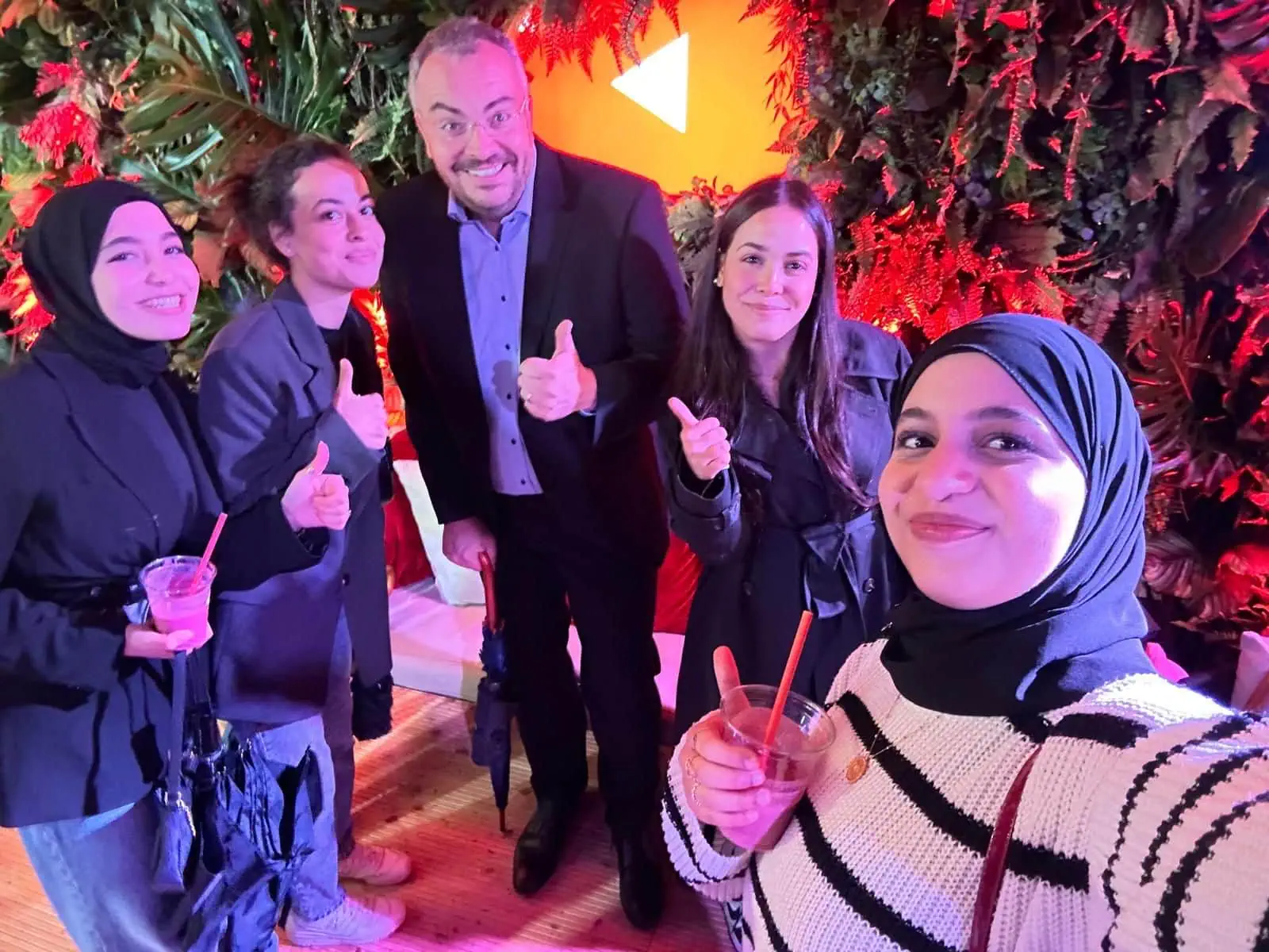 Bundespräsidentenfest 2024 - Mädchen mit Lehrer Schmidt