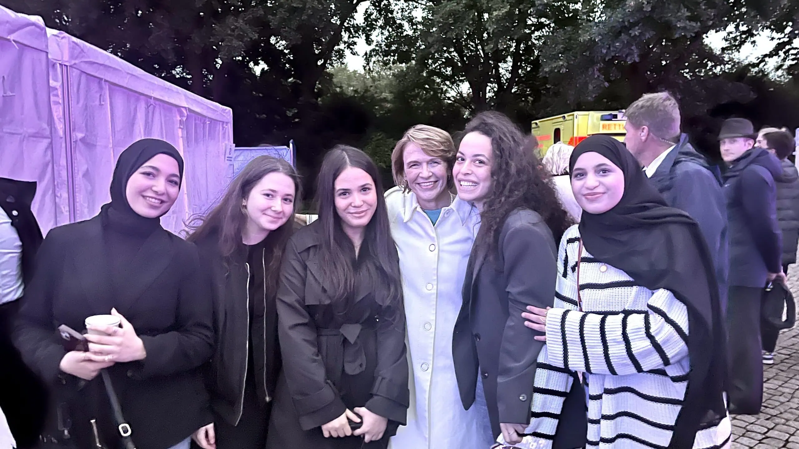 Bundespräsidentenfest 2024 - Mädchen mit Elke Büdenbender